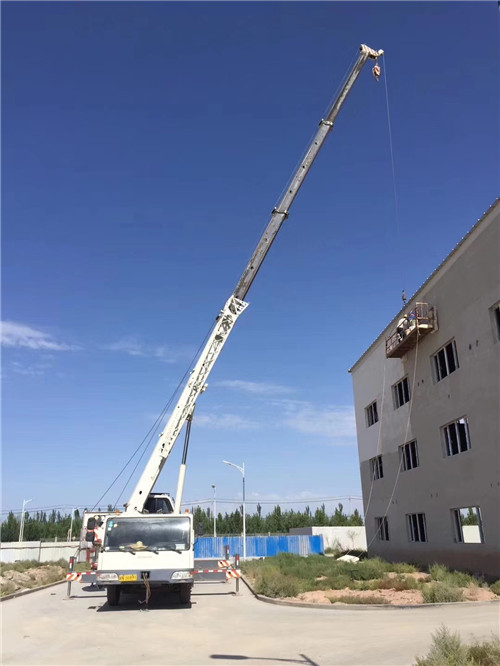 通城县“轻装强干”—— 吊车的 “轻量化臂架” 技术